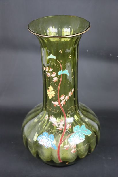 null LEGRAS.

Paire de vases en verre vert à décor émaillé de branchages fleuris.

H_40...