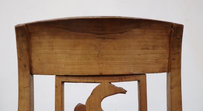 null Suite de cinq chaises en bois mouluré et sculpté, à dossier ajouré et sculpté...