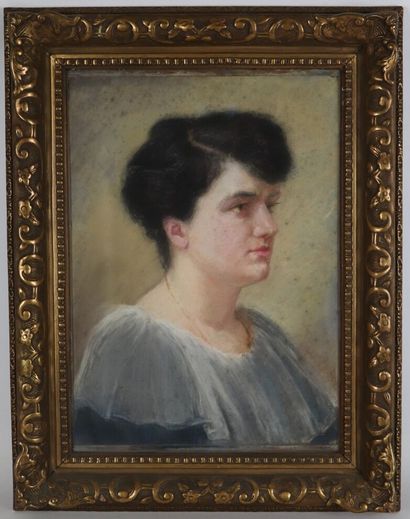 null Ecole française vers 1900, monogrammée NB.

Portrait de femme.

Pastel sur papier.

H_45...