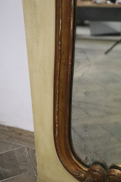 null Miroir de trumeau en bois et stuc laqué crème et doré, à décor d'attributs de...