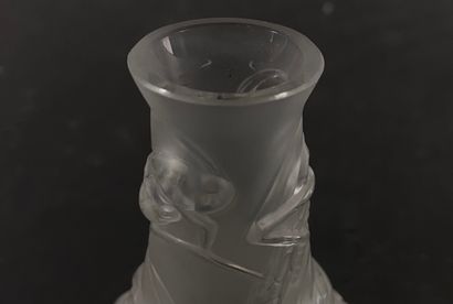null LALIQUE France.

Vase en cristal moulé à décors de sauterelles.

H_ 11.2 cm