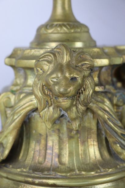 null Devant de cheminée en bronze doré à décor de pots à feu et mufles de lions....