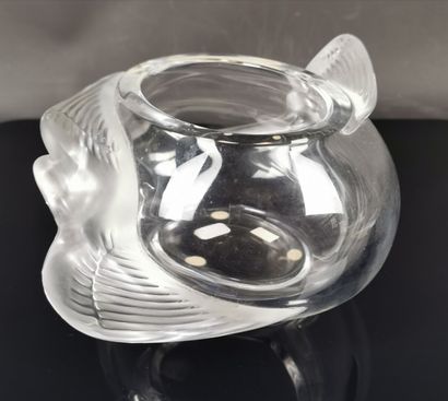null LALIQUE France.

Vase ovale en cristal moulé partiellement dépoli, à décor de...