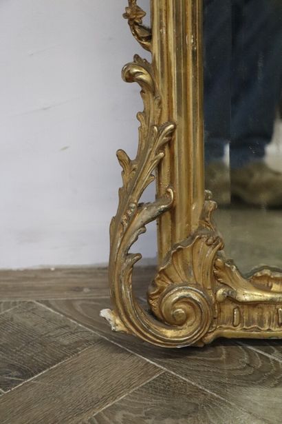 null Miroir en bois et stuc doré à fronton ajouré et enroulements.

Style Louis XV,...