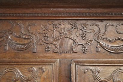 null Armoire en chêne mouluré et sculpté, ouvrant a deux portes et deux tiroirs intérieurs.

XVIIIème...