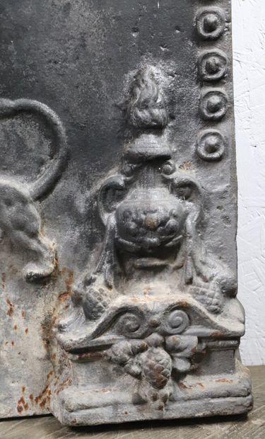 null Plaque de cheminée ancienne en fonte à décor aux lions affrontés et aux pots...