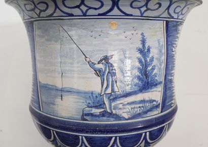 null NEVERS, Antoine MONTAGNON.

Complet en faïence à décor en camaïeu bleu de pêcheurs...