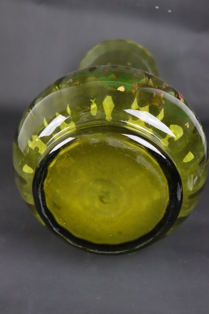 null LEGRAS.

Paire de vases en verre vert à décor émaillé de branchages fleuris.

H_40...