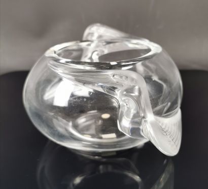 null LALIQUE France.

Vase ovale en cristal moulé partiellement dépoli, à décor de...