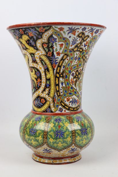 null NEVERS, Antoine MONTAGNON.

Vase en faïence à décor polychrome dans le style...