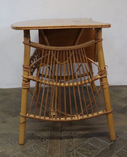 null Travail français des années 1960.

Bureau en rotin et bambou, et sa chaise.

H_75...