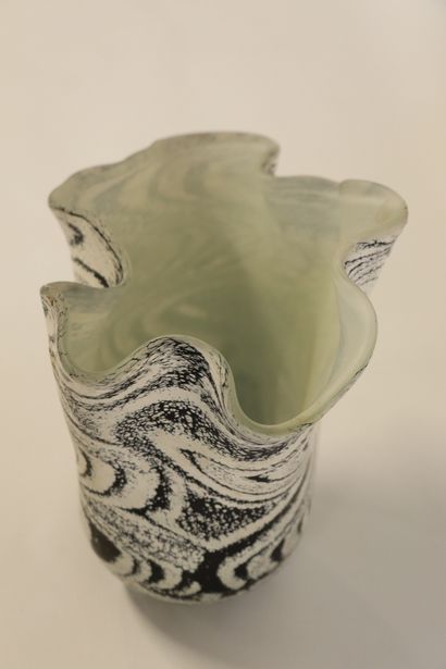 null Peter LAYTON (né en 1939)

Vase coquillage en verre soufflé 1987.

Décor intercalaire...