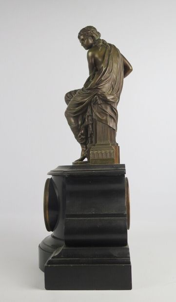 null Henry-Etienne DUMAIGE (1830-1888).

Pendule en marbre noir sommée d'une statue...