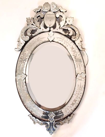 null Important miroir vénitien ovale à riche fronton ajouré, les plaquettes de miroirs...