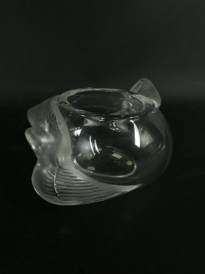 null LALIQUE France.

Vase ovale en cristal moulé partiellement dépoli, à décor de...