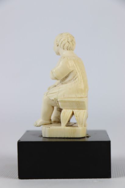 null Enfant assis, à la lecture.

Statuette en ivoire sculpté.

Dieppe, XIXème siècle.

Reposant...