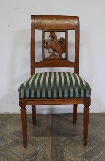 null Suite de cinq chaises en bois mouluré et sculpté, à dossier ajouré et sculpté...