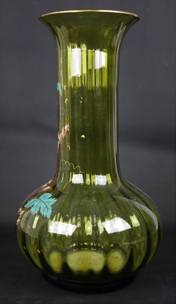 null LEGRAS.

Paire de vases en verre vert à décor émaillé de branchages fleuris.

H_40...