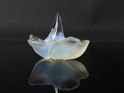 null LALIQUE France. 

Fleur en cristal opalescent.

H_ 6.8 cm