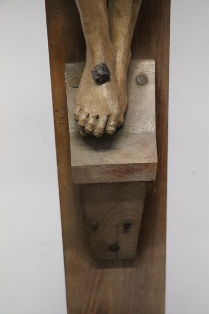 null Louis SARRAUD (1946 - Nevers, 2020).

Important Christ en bois en tilleul sculpté,...