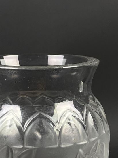 null LALIQUE France. 

Vase rouleau en cristal moulé à décor de feuillages en relief.

Infime...
