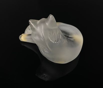 null LALIQUE France. 

Chat couché.

Sculpture en cristal moulé dépoli.

L_ 9.3 ...