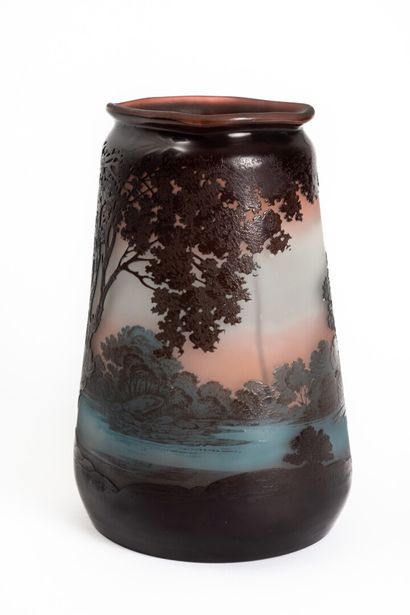 null Etablissements Emile GALLE.

Paysage vosgien.

Vase en verre multicouche dégagé...