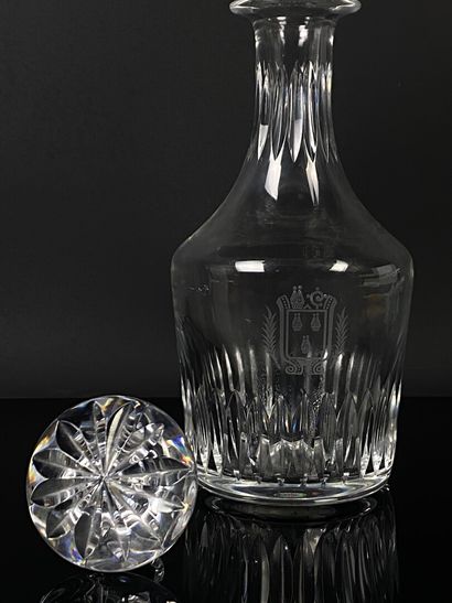 null BACCARAT.

Carafe à whisky en cristal, ornée d'armoiries.

H_ 27 cm