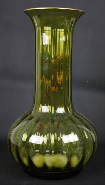 null LEGRAS.

Paire de vases en verre vert à décor émaillé de branchages fleuris.

H_40...