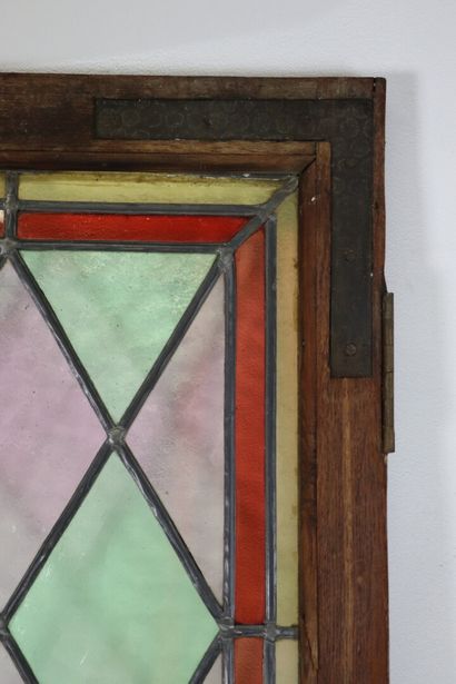 null Suite de cinq vitraux, trois à décor de losanges alternés vert et violet, incluant...