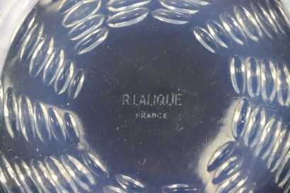 null R. LALIQUE France.

Ondes, n°2.

Coupe ouverte en verre opalescent moulé pressé.

H_8,3...