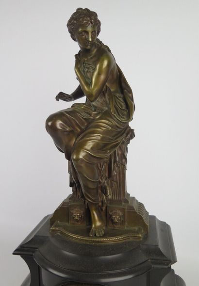 null Henry-Etienne DUMAIGE (1830-1888).

Pendule en marbre noir sommée d'une statue...