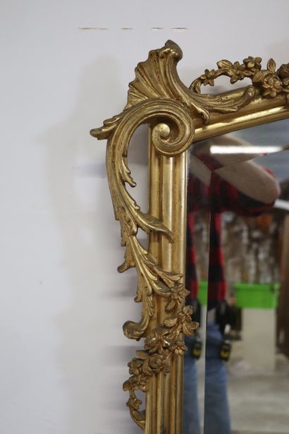 null Miroir en bois et stuc doré à fronton ajouré et enroulements.

Style Louis XV,...