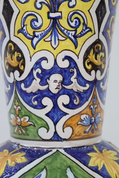 null 135. NEVERS. Antoine MONTAGNON.

Vase cornet en faïence polychrome à décor de...