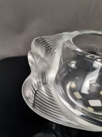 null LALIQUE France.

Vase ovale en cristal moulé partiellement dépoli, à décor de...