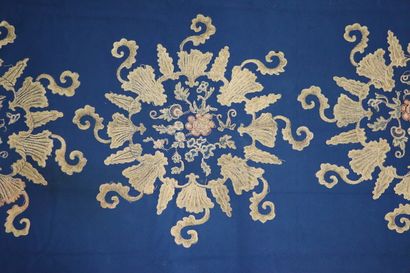 null Important tissu brodé, à décor d'entrelacs et de fleurs, sur fond bleu.

XIXème...