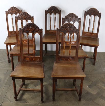 null Suite de sept chaise en bois mouluré et sculpté, à dossier ajouré à fuseaux.

Style...