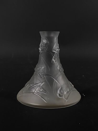 null LALIQUE France.

Vase en cristal moulé à décors de sauterelles.

H_ 11.2 cm