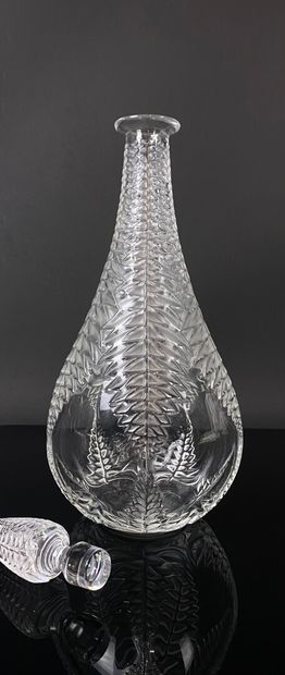 null LALIQUE France. 

Carafe en cristal à décor de fougères.

H_ 36.7 cm