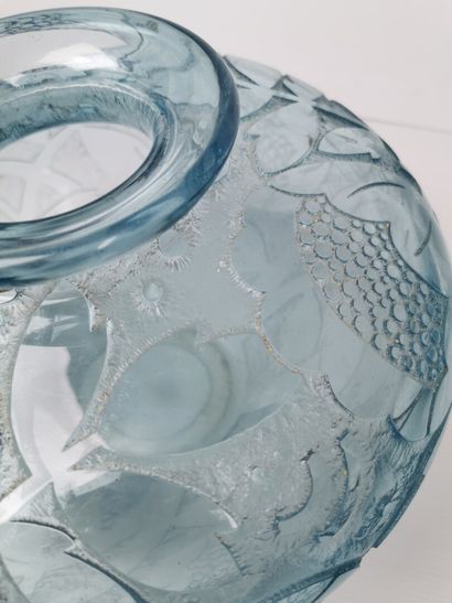 null DAUM Nancy France.

Important vase en cristal bleu à décor floral dégagé à l'acide.

Epoque...