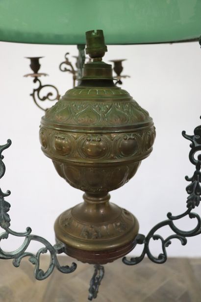 null Important lustre en laiton et opaline verte.

Fin du XIXème siècle.

H_143 cm...
