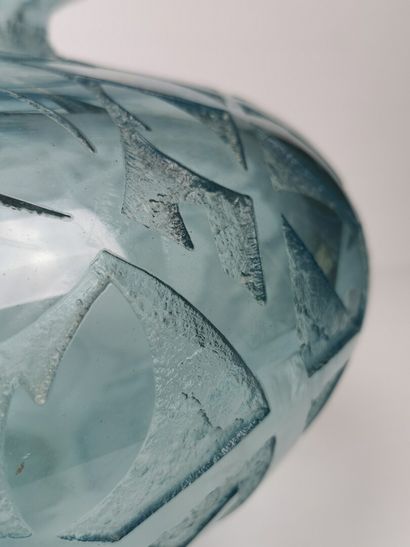 null DAUM Nancy France.

Important vase en cristal bleu à décor floral dégagé à l'acide.

Epoque...