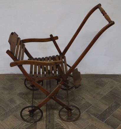 null Poussette d'enfant en bois, les roues en fer.

Vers 1900.

H_96,5 cm L_49 cm...