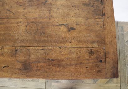 null Table en bois mouluré et sculpté, à piètement entretoisé.

Epoque Louis XIII.

H_73...