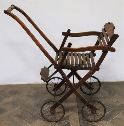 null Poussette d'enfant en bois, les roues en fer.

Vers 1900.

H_96,5 cm L_49 cm...
