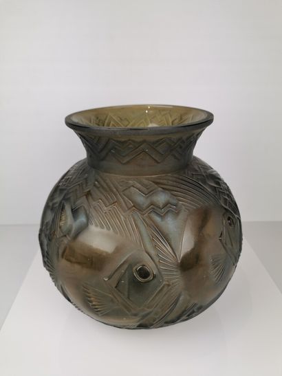null Pierre DAVESN (1901-1990).

Important vase boule en verre soufflé moulé teinté...