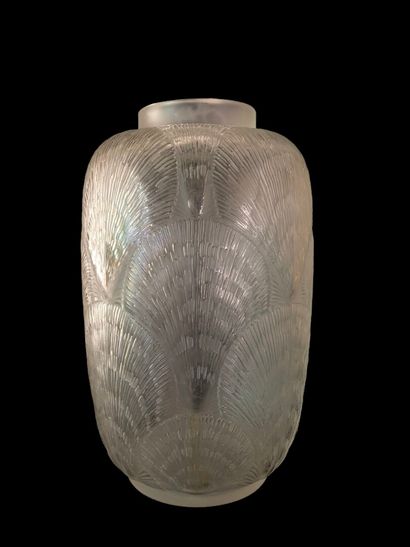 null R. LALIQUE.

Vase coquilles, en verre moulé et pressé. 

Signature moulée (peu...