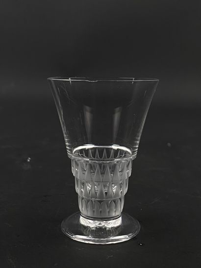 null LALIQUE France, modèle Bourgueil.

Suite de dix verres à liqueur.

H_ 7.5 cm

egrenures...