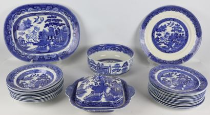 null ANGLETERRE, John TAMS & SONS.

Partie de service en porcelaine bleue et blanche...