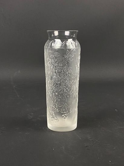 null LALIQUE France. 

Vase rouleau en cristal moulé à décor de feuillages en relief.

Infime...